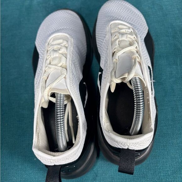 Size 9.5 - Women’s Nike Air Max Motion 2 shoes - Picture 7 of 9